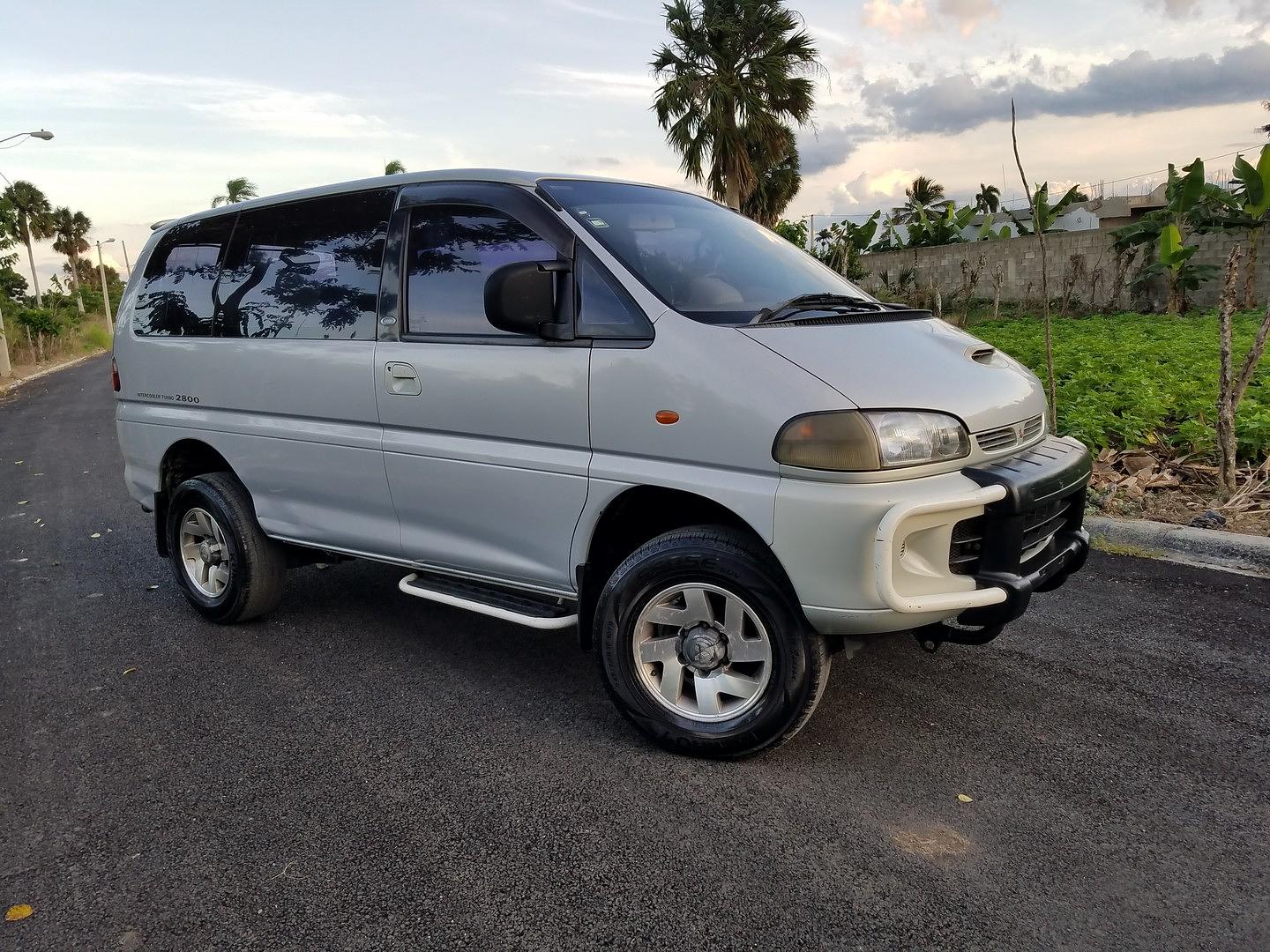 Mitsubishi delica 2000 года