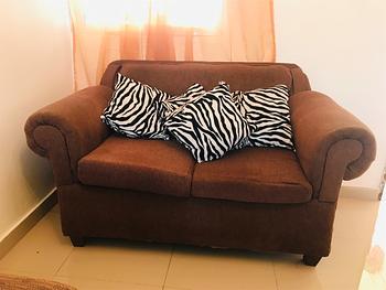 muebles y colchones - Sofá marrón con cojines