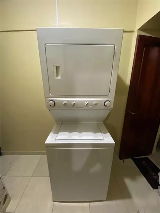 Corotos  lavadora secadora frigidaire doble de color blanco, perfecta para  tu apartamento