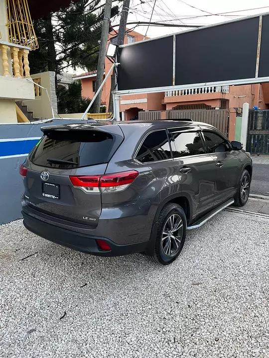 Corotos Toyota Highlander LE Plus 2018 Clean Carfax