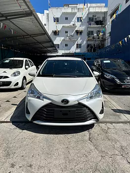 carros - Toyota Vitz 2019 hermoso color blanco Perla recién importado