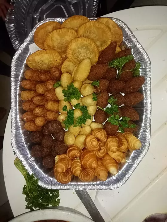 Corotos  Bandeja de embutidos con porta copas (Espacio para 4 copas)