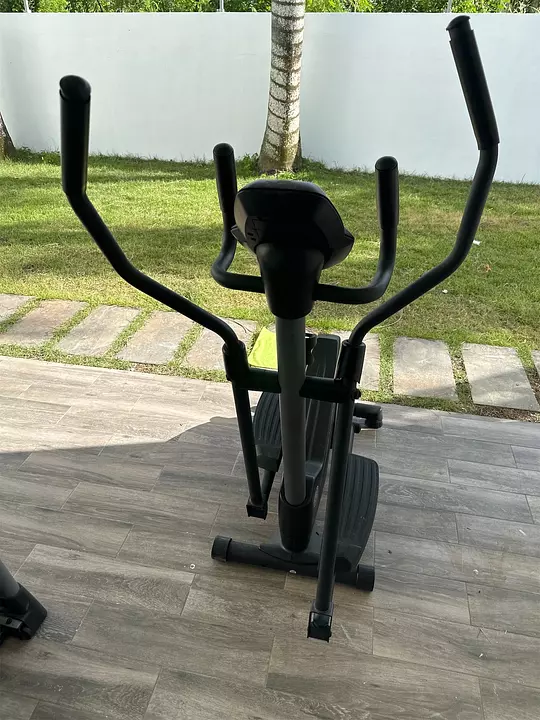 Bicicleta estacionaria golds gym hot sale