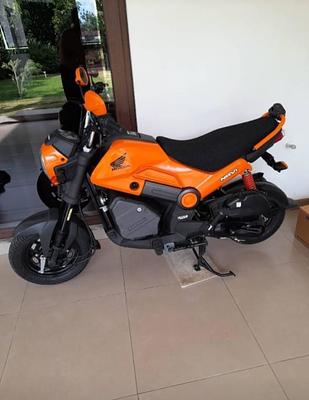 Corotos | Honda Navi 2022 Naranja con Accesorios