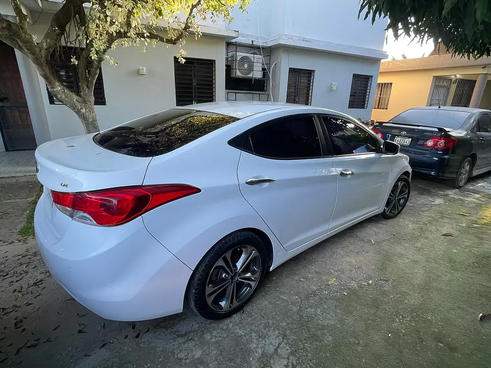 Corotos | Hyundai Avante 2014 LPI (gas de fabrica)