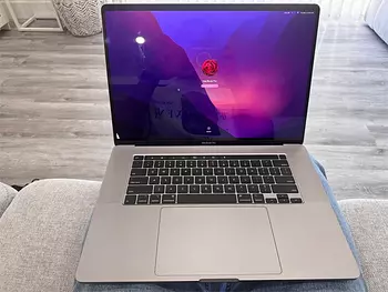 computadoras y laptops - MacBook Pro 2019 16” core i9 4 terabytes pequeña ruptura en la parte inferior
