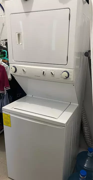 Corotos  lavadora secadora frigidaire doble de color blanco, perfecta para  tu apartamento